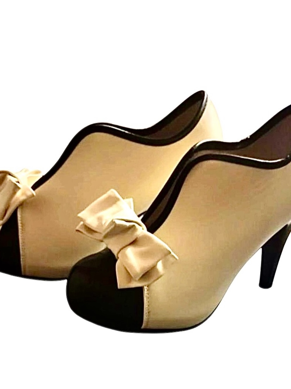 NEW Two-Tone Cream and Black Bow Heel Pump for Women Size 7.5